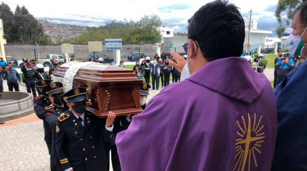 Ayer, 15 de octubre del 2020, concluyeron las honras fúnebres del agente Óscar Andrango.