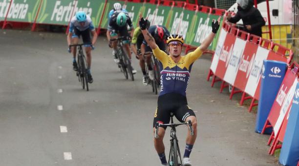 El esloveno Primoz Roglic, del equipo Jumbo Visma, celebra su triunfo a su paso por meta en la primera jornada de la Vuelta 2020. Atrás, segundo, ingresa Richard Carapaz. Foto: EFE