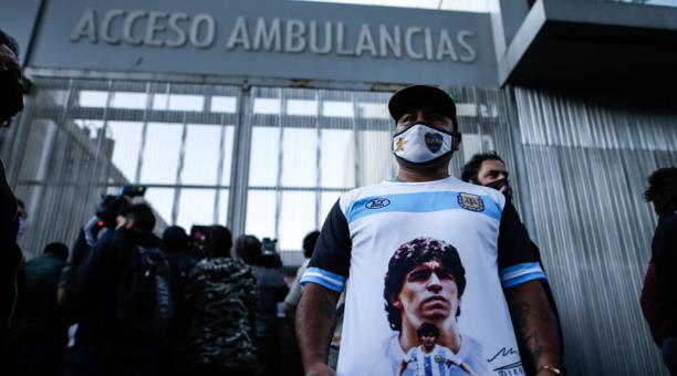 Un hombre muestra un camiseta alusiva al exfutbolista y entrenador argentino Diego Armando Maradona, quien ingresó a la clínica de Olivos, en la provincia de Buenos Aires (Argentina). Foto: EFE