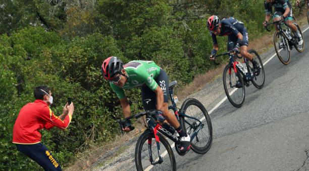 El ciclista ecuatoriano del Ineos Richard Carapaz (izq.) durante la etapa 16 de la Vuelta Ciclista a España. Foto: EFE