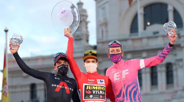 El corredor esloveno Primoz Roglic (centro), en el podium como ganador de la 75 Vuelta a España junto con Richard Caparaz del equipo Ineos Grenadiers y el  británico Hugh John Carthy de EF. Foto: EFE