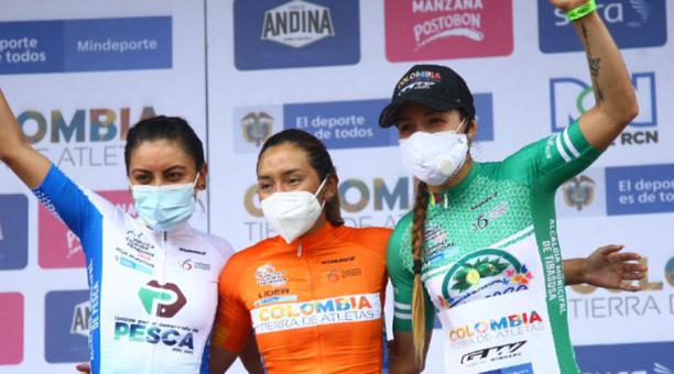 Miryam Núñez, en el centro, se consagró campeona de la Vuelta Femenina a Colombia. Foto de la cuenta Twitter @TierraDeAtletas