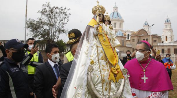 El arzobispo de Quito llevó la imagen para el sobrevuelo en el helicóptero de la Policía. Patricio Terán / ÚN