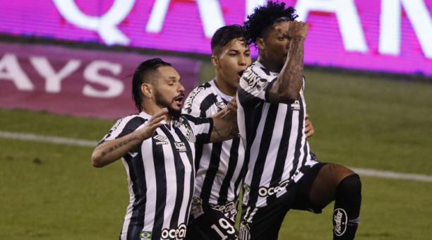 Yeferson Soteldo celebra el primer gol de Santos en el Rodrigo Paz. Fotos: Galo Paguay / ÚN