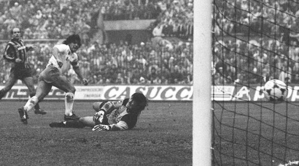 Una imagen del 10 de noviembre de 1985 de un gol de Diego Maradona del Nápoli ante el golero Walter Zenga del Milan. Foto: EFE