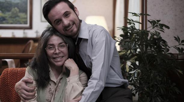 Fotografía cedida por Cinépolis Distribución que muestra a la actriz Verónica Castro junto al actor Jesús Zavala. EFE