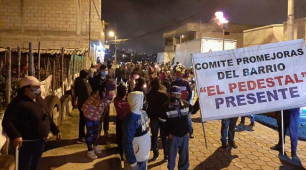 La noche del viernes 18 de diciembre del 2020, unos 150 moradores recorrieron varias calles del barrio El Pedestal. Foto: cortesía