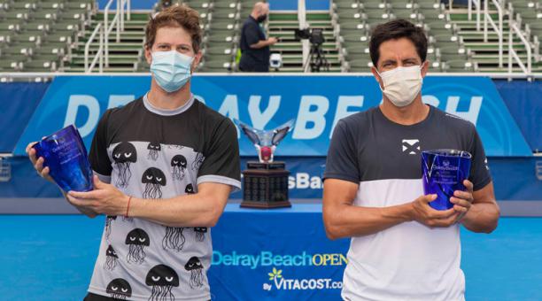 Ariel Behar y Gonzalo Escobar (der.) levantan sus trofeos. Foto de la cuenta Twitter @DelrayBeachOpen