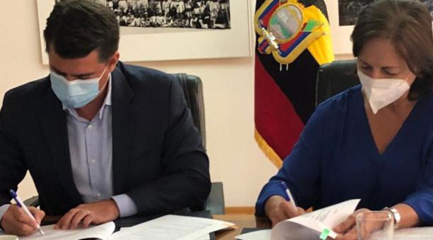 Los ministros Xavier Lazo y Monserrat Creamer, en la firma. Foto: cortesía MAG