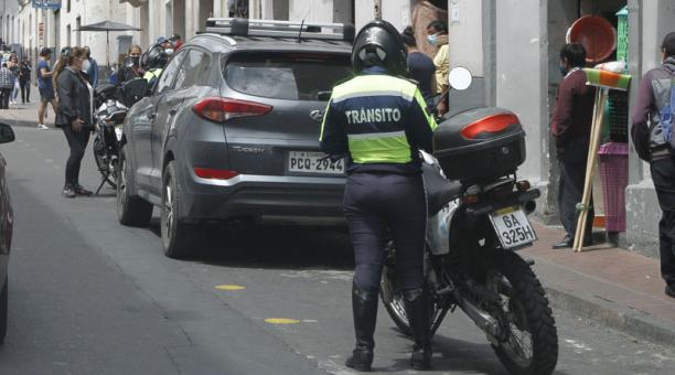 Los agentes continuaron los operativos más tarde. Acá un multado en la calle Rocafuerte. Foto: Eduardo Terán / ÚN