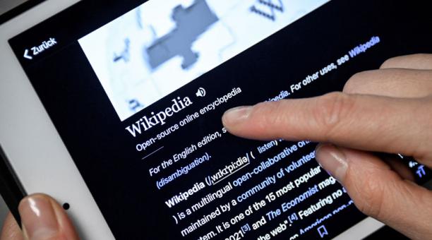 Wikipedia es consultada en todo dispositivo. Foto: EFE