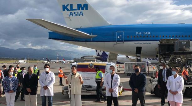 El avión aterrizó en la capital, para luego dirigirse hacia Guayaquil. La vicepresidenta María Alejandra Muñoz estuvo en el aeropuerto. Foto: Diego Pallero / ÚN