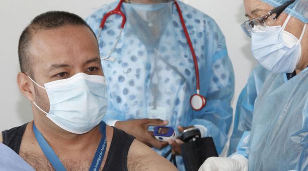 El doctor Jorge Luis Vélez rapidito puso el brazo izquierdo para vacunarse. Foto: Euardo Terán / ÚN