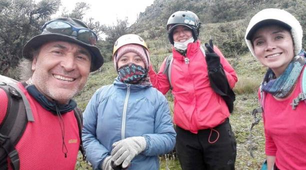 El montañista Nacho Bonilla y su esposa, junto a Andrea y Natalia. Foto: Cortesía Nacho Bonilla