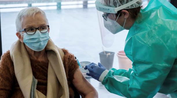Lucita López, de 85 años, recibe con tranquilidad la vacuna en Ibiza. Foto: EFE