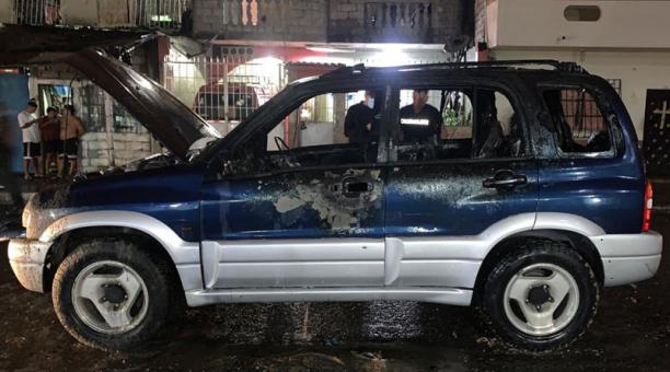 El vehículo con el que, al parecer, se perpetró el ataque apareció incinerado en el Puerto Principal. Fotos: cortesía de la Policía Nacional