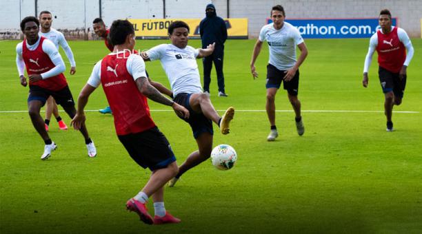 Los jugadores de Liga de Quito en uno de los entrenamientos en el complejo de Pomasqui. Foto: @LDU_Oficial