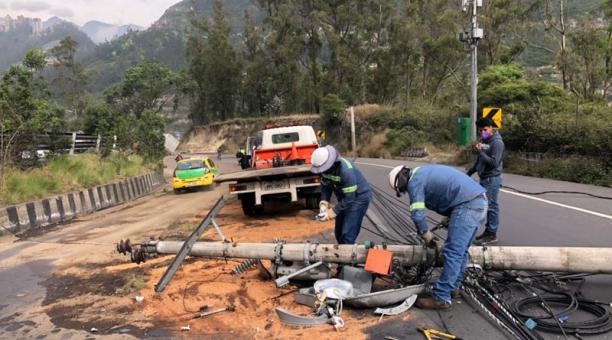 Trabajadores en el lugar del accidente que tumbó cuatro postes. Foto: Vicente Costales / ÚN