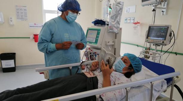 Un paciente del Hospital Docente de Calderón, en el norte de Quito, en una actividad de lectura. Foto: cortesía de los tambos de lectura