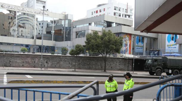 La sede del CNE, en Quito,  permanece cercada. Foto: Diego Pallero / ÚN