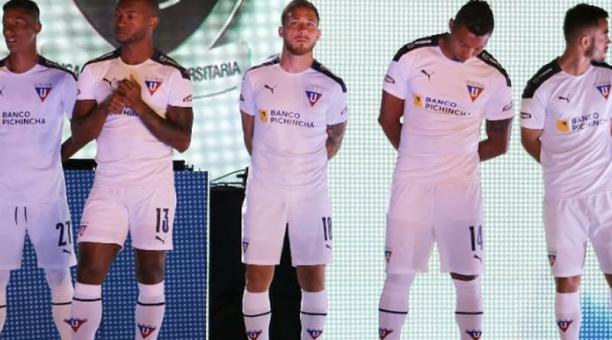 Los jugadores posaron con la nueva indumentaria del equipo, el pasado sábado, en la Noche Blanca. Foto: Instagram de Ezequiel Piovi
