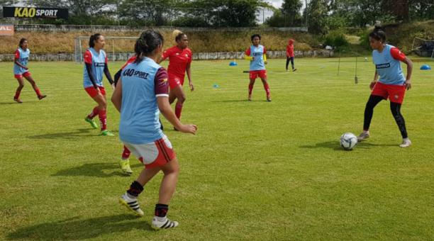 Las jugadoras criollas se entrenan en el complejo de El Sauce, en Tumbaco. Foto: Twitter El Nacional