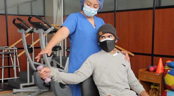 Un usuario recibe fisioterapia. En Quito hay 67 900 personas con discapacidad. Foto: cortesía del Patronato Municipal San José