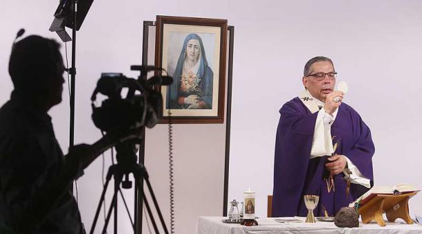 Misa transmitida por la web en la que participó Mons. Alfredo Espinoza. Foto: archivo / ÚN