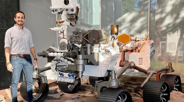 Elio Morillo junto al rover Perseverance, robot que fue a Marte.