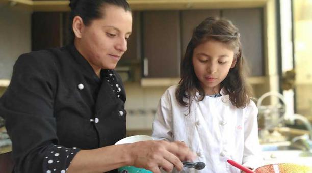 Gina y su hija Camila enseñan recetas caseras en línea. Foto: cortesía