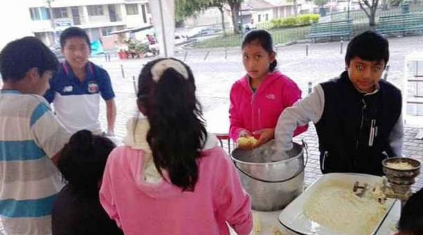 Niños y adolescentes de Nayón preparan alimentos para donar. Foto: cortesía Pastoral Nayón