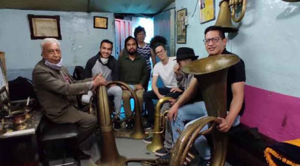 Integrantes de la Banda del Gremio de los Albañiles en su sede, en La Magdalena. Foto: cortesía Warax Arte