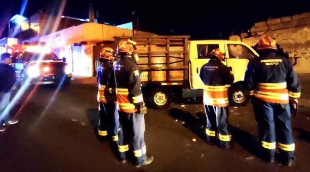 Los bomberos de Quito atendieron la emergencia. Liberaron al chofer. Foto Cortesía