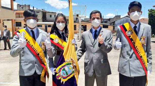 El cuadro de honor de la U.E. General Píntag, en Los Chillos, y autoridades. Foto: cortesía Ministerio de Educación
