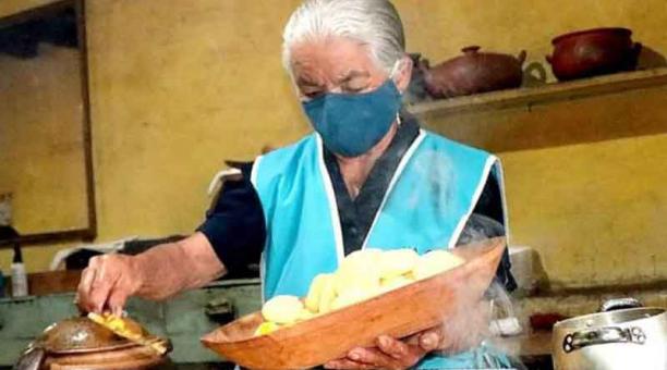 Otilia Moreno, de 88 años, prepara las tortillas. Foto: cortesía