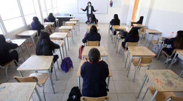 En las aulas del colegio 24 de Mayo, en Quito, se respeta el distanciamiento entre los chicos, con pupitres separados. Foto: Julio Estrella / ÚN