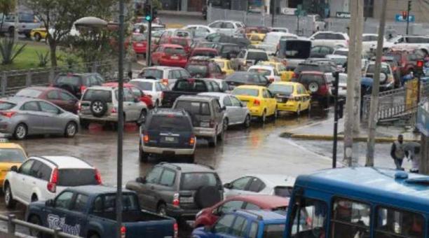 La mala calidad de los combustibles y la gran cantidad de vehículos contaminan el aire de Quito. Foto: Archivo / ÚN