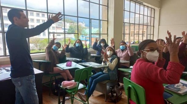 Cada vez hay más personas que aprenden el lenguaje de señas para interactuar con sus compañeros. Foto: cortesía Prefectura de Pichincha