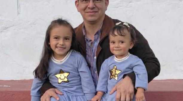 Francisco Mora posa junto a sus dos pequeñas nietas, quienes indica son su razón de vivir. Foto: cortesía