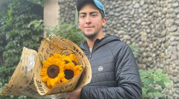 Ricardo Rivas dueño de Atenea Flowershop, no ha podido traer sus flores desde Cayambe. Foto: cortesía