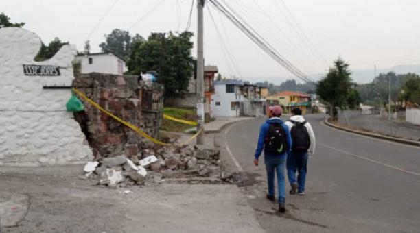 El muro de un conjunto de viviendas que recibió el choque quedó destruido. Foto: Roxana Madrid / ÚN