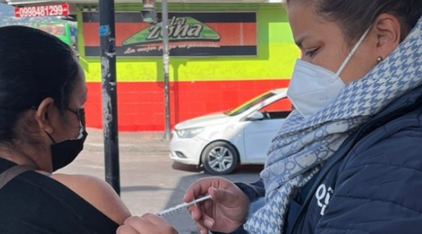 Puede acudir a vacunarse en tres estaciones, Metro El Labrador, Metro Quito El Recreo y Metro Quitumbe. Foto: cortesía