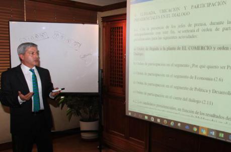 Marco Arauz Ortega, director adjunto de EL COMERCIO, explica los detalles del desarrollo del dialogo presidencial. Foto: Pavel Calahorrano / ÚN