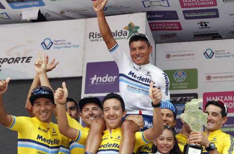 El ecuatoriano del Team de Medellín, Jonathan Caicedo, celebra con sus compañeros de equipo después de ganar la clasificación general de la Vuelta a Colombia 2018. Foto: EFE