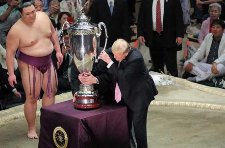 En su visita a una competencia de sumo, Donald Trump entregó la llamada “Copa del Presidente”, pero ya rebautizada como la “Copa Trump”. Foto: EFE