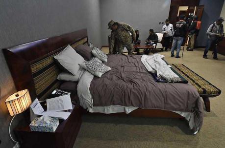 El dormitorio que utilizaba Evo Morales estaba  adornado con motivos indígenas. Foto: EFE