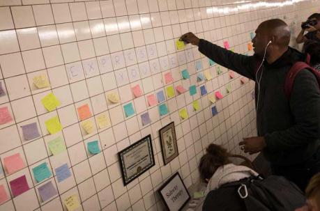 Neoyorquinos expresan en pequeños post-it pegados en las paredes del metro sus sentimientos tras el triunfo de Donald Trump. Foto: AFP