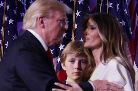 El presidente elector Donald Trump abraza a su esposa Melania Trump junto a su hijo. Foto: AFP