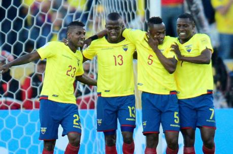 De izq a der. MIller Bolaños, Enner Valencia, Renato Ibarra y Marcos Caicedo celebran la goleada 3-0 ante Venezuela. Foto: AFP