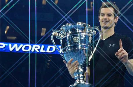 Andy Murray con el trofeo número uno del ATP World después de ganar la final de singles de los hombres contra el Novak Djokovic de Serbia en el octavo y último día del torneo de tenis ATP. Foto: AFP